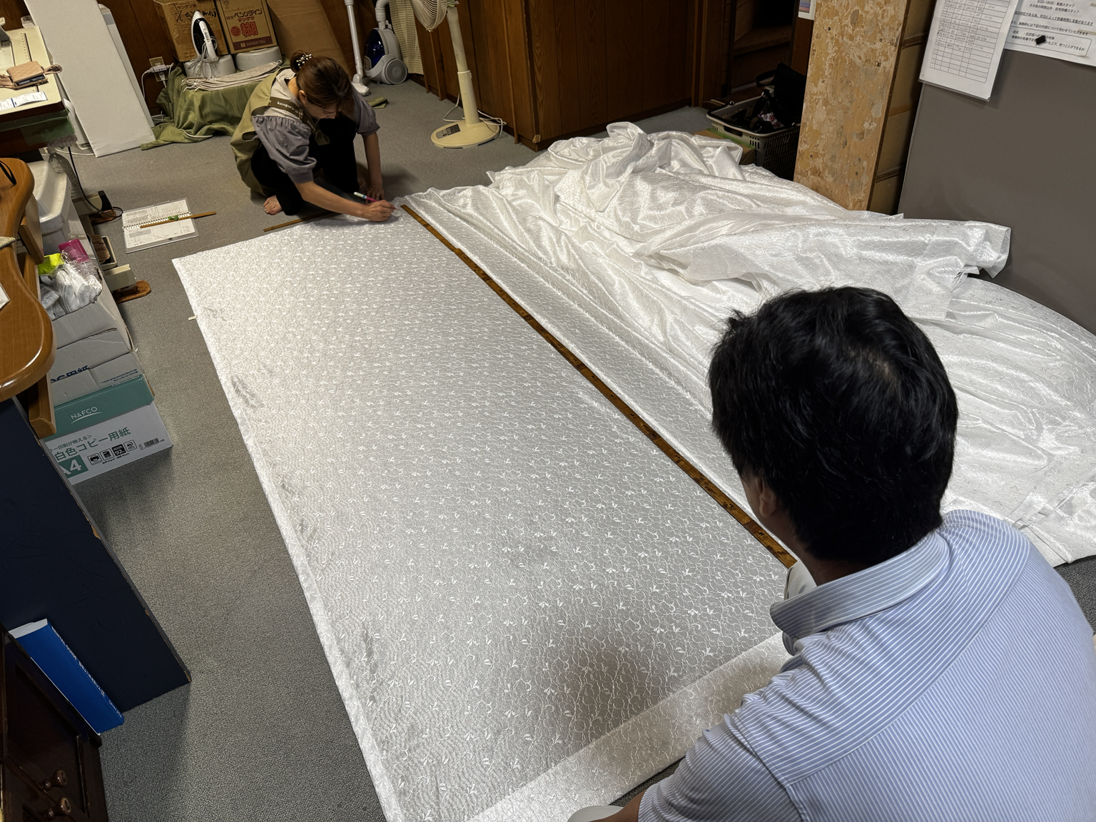 生地の寸法を確認する採寸作業